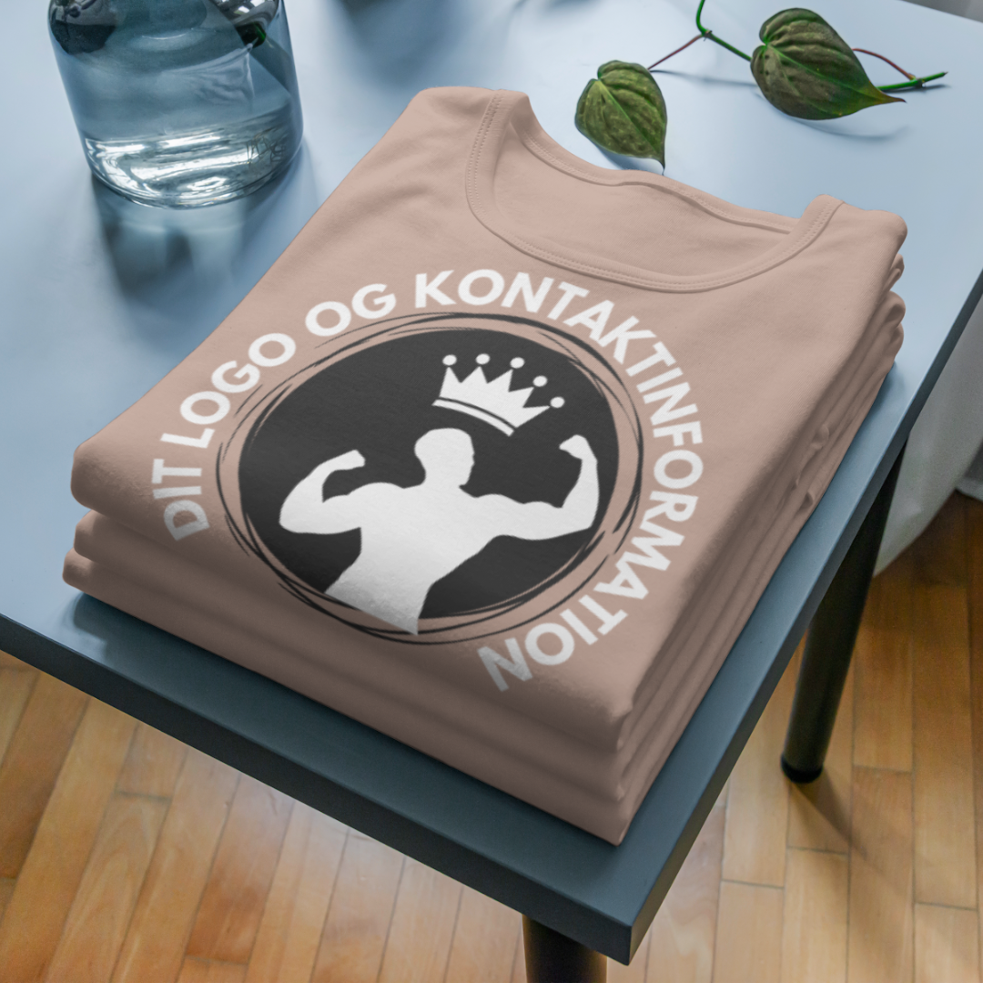Billede af en bunke naturligt farvede T-Shirts med teksten Dit logo og kontaktinformationer